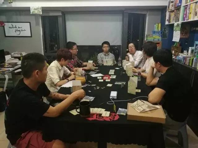 庸小说游戏化的厂商还能玩得更酷 DC-SHOW棋牌做一个桌游设计的线上平台？这家刚刚将马伯(图1)